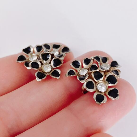 Vintage 1950s Black Enamel and Rhinestone Floral Cluster Screw Back Earrings - Picture 8 of 10